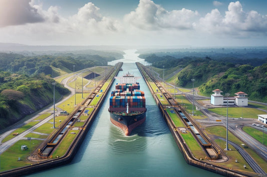 Товарен кораб в Панамския канал