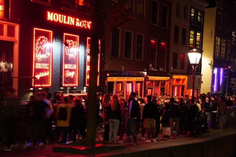 Амстердам ограничава употребата на канабис в квартала на червените фенери