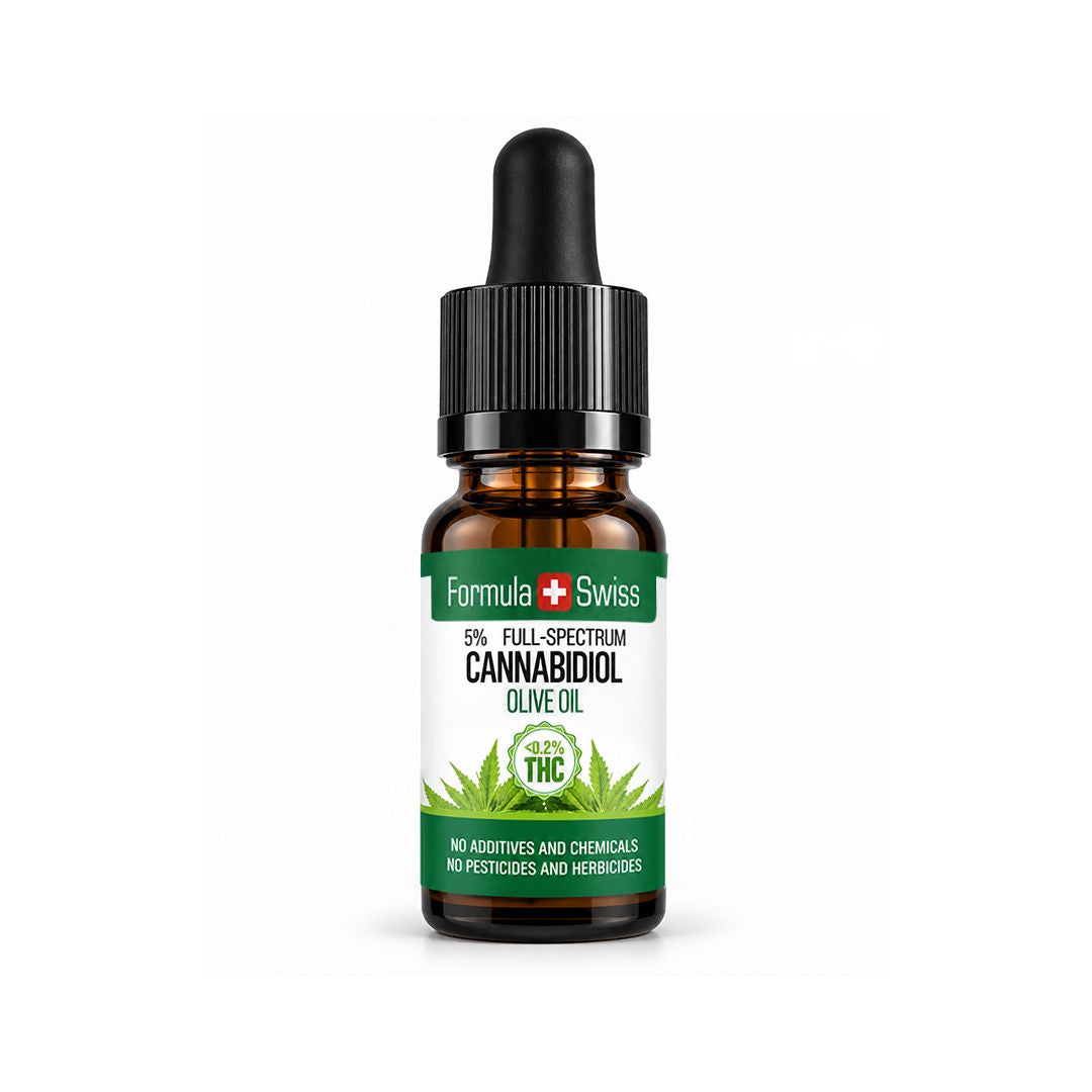 Шишенце с капкомер: CBD масло в зехтин на Formula Swiss, под 0,2% THC, черна капачка и бял етикет, светлосив фон
