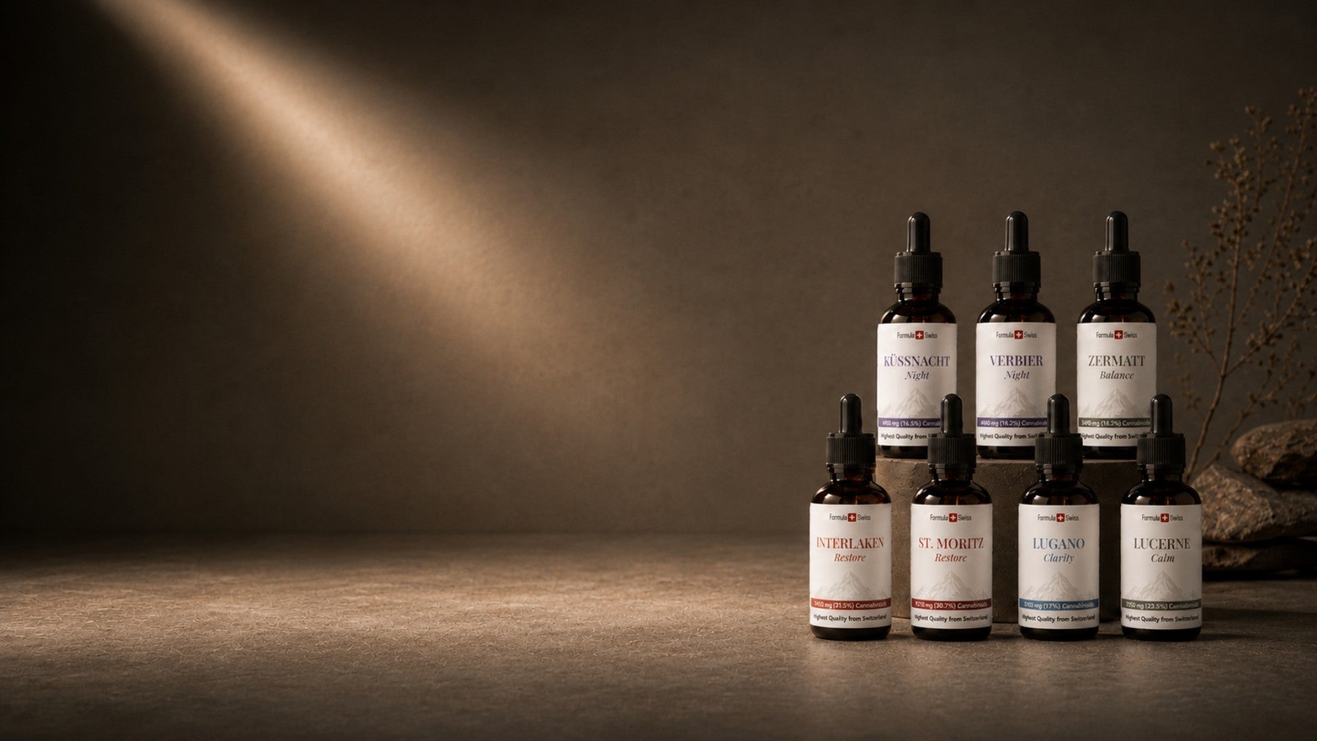 Формула Swiss CBD масло колекция с участието на седем амбер капка бутилка, подредени в първокласна студийна обстановка.