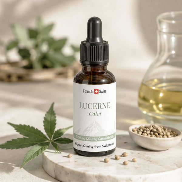 Формула Swiss Lucerne Calm CBD масло бутилка с конопени листа, конопено семе и златно ботаническо масло.